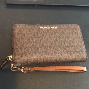 Like New! Michael Kors Jet Set Travel Phone Holder